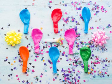 Renkli balon ve konfeti desen arka plan