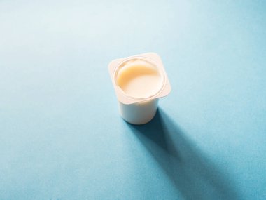 Mavi plastik cam düz yoğurt