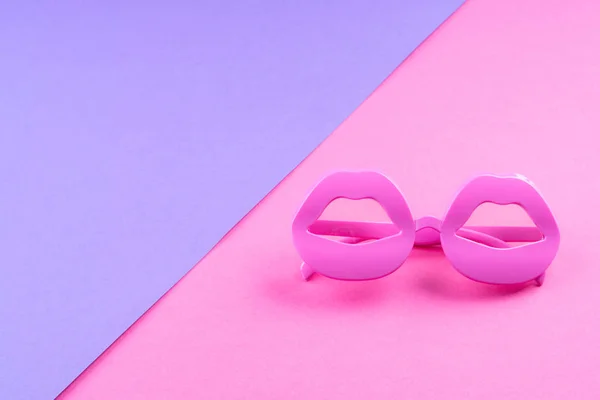 Duotone purple and pink background with glasses — Stock Photo, Image