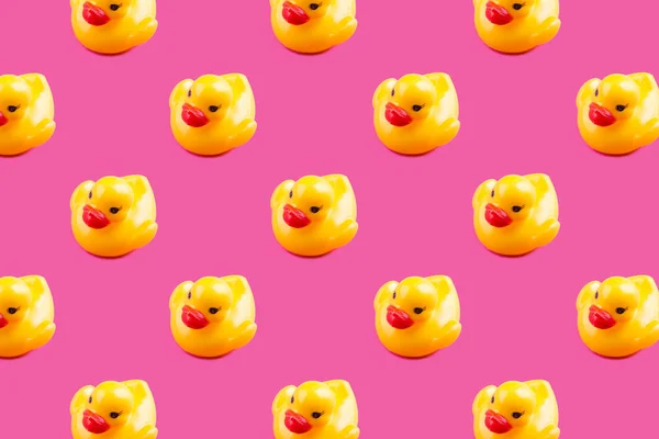 Żółty seksowny guma kaczki wzór na różowy — Zdjęcie stockowe