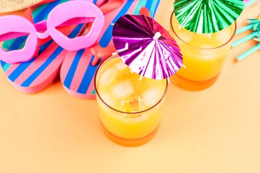 Yazlık kokteyl ile plaj konsepti üzerinde tatil