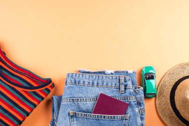 Seyahat eşyaları düz pasaport ile turuncu yatıyordu