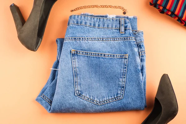 Fashion platte lay met jeans op oranje — Stockfoto