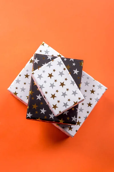 Turuncu yıldız ile hediye kutuları yığını — Stok fotoğraf