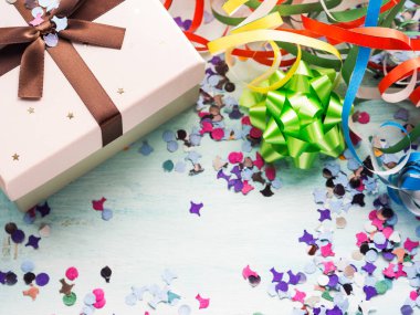 Konfeti arka planda kurdele ile pembe hediye