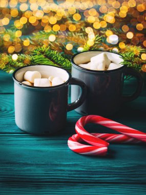 Sıcak çikolata. Yılbaşı içeceği, şenlikli ışıklar