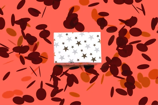 Konfeti ile mercan üzerinde yıldız ile beyaz hediye kutusu — Stok fotoğraf