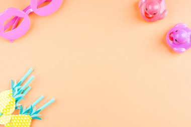 Portakal üzerinde parti kokteyl Pipetler ve kauçuk ördekler