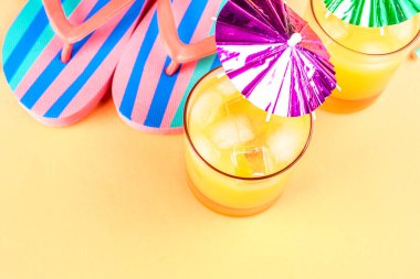 Yazlık kokteyl ile plaj konsepti üzerinde tatil