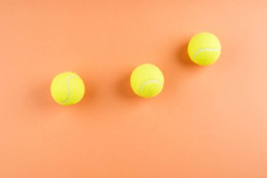 Tenis topları turuncu zıplayan. Kavram