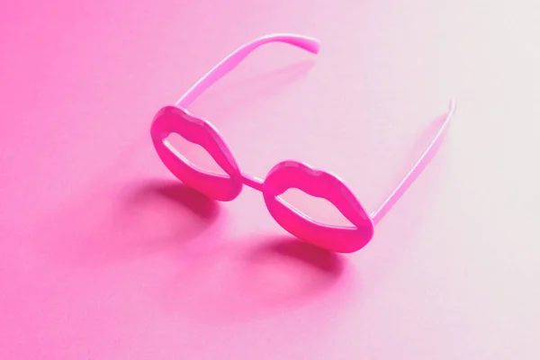 Funky lip shape glasses on pink — Stock Photo, Image