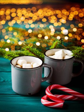 Sıcak çikolata. Yılbaşı içeceği, şenlikli ışıklar