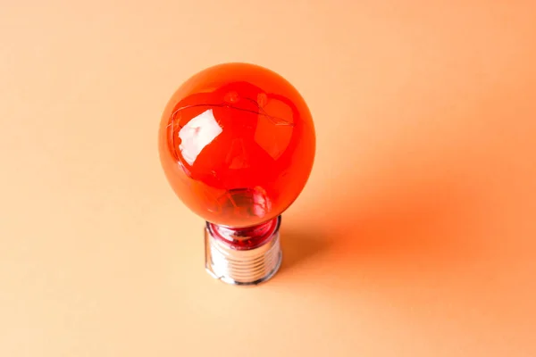 Ampoule solaire rouge sur orange — Photo
