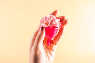 Kadın elinde pembe adet fincan