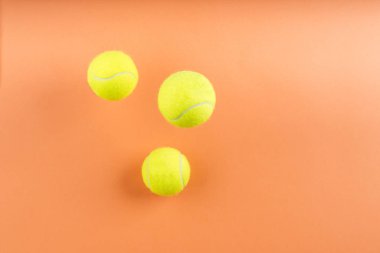 Tenis topları turuncu zıplayan. Kavram