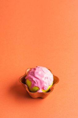 Waffle fincan pembe boya ile Tenis topu