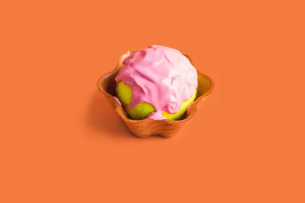 Tennisball mit pinkfarbener Farbe im Waffelbecher — Stockfoto