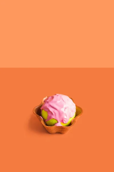 Piłka tenisowa z różową farbą w wafel Cup — Zdjęcie stockowe