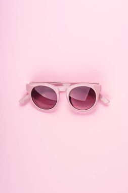 Pembe güneş gözlüğü. Tek renkli moda düz yatıyordu