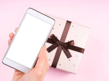 Pembe akıllı telefon ekranı ile el