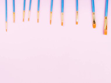 Pembe arka plan üzerinde mavi fırçalar