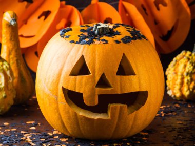 Cadılar Bayramı, kabak ve konfeti oyulmuş. Karanlık