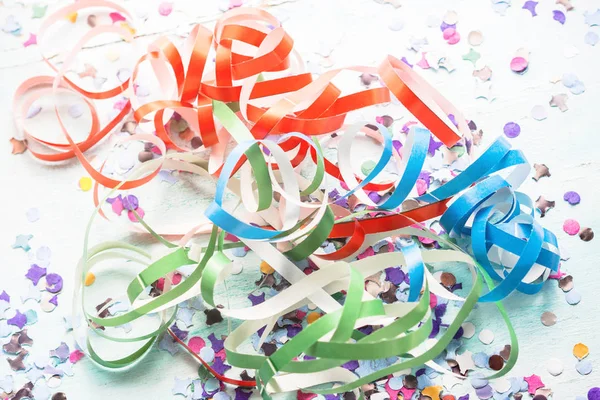 Fondo de fiesta colorido con confeti . — Foto de Stock