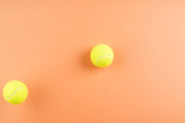 Tenis topları turuncu zıplayan. Kavram