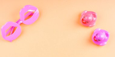 Dudak şekli gözlük ve turuncu kauçuk ördekler