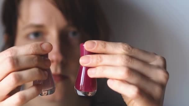 Chica elegir esmalte de uñas — Vídeo de stock