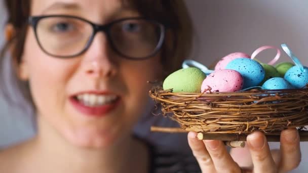 Jolie femme avec des œufs de Pâques dans le nid. Salutations — Video