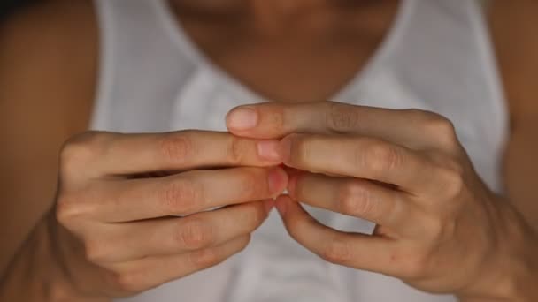 月経カップの折り方を示す女性 — ストック動画