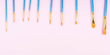 Pembe arka plan üzerinde mavi fırçalar