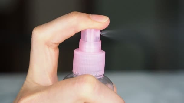 Womans mano spritzing líquido de spray — Vídeos de Stock