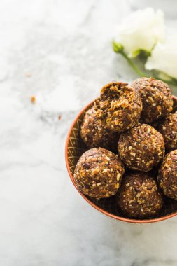 Mermer üzerinde sağlıklı malzemelerle enerji topları