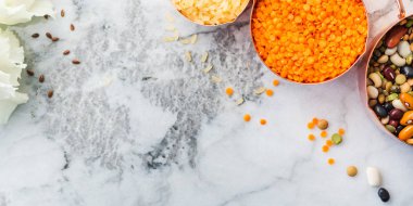 Mermer üzerine fasulye ve tahıl ile Bakır bardak