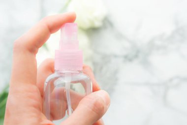 Kadınlar el püskürtme sıvı