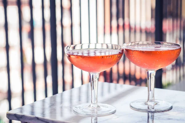 Dois copos de cristal com vinho rosa — Fotografia de Stock