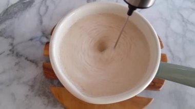 Sabah latte kahve için köpüklü bitki sütü