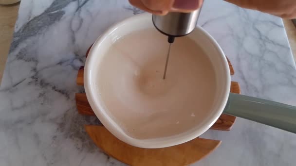 Frothing plant melk voor Morning Latte koffie — Stockvideo