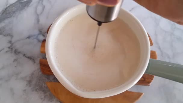 Aufschäumende Pflanzenmilch für den morgendlichen Latte-Kaffee — Stockvideo