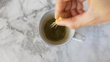 Çırpma teli ile matcha ve su karıştırma