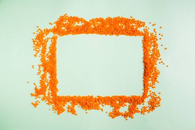 Nane yeşili üzerine düz yatan mercimek çerçevesi