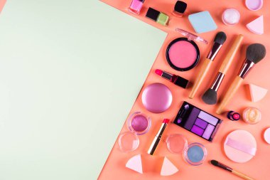 Turuncu ve yeşil aksesuarlar makyaj. Düz yatıyordu