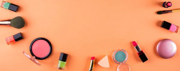 Make up accessories on orange and green. Flat lay — Stock Photo, Image
