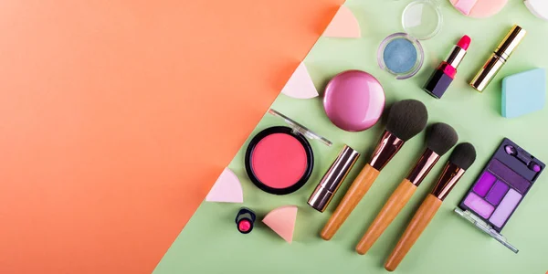 Akcesoria do makijażu na pomarańczowo i zielono. Płaski lay — Zdjęcie stockowe