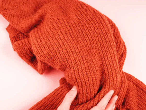 Oranžový svetr se ženičkým rukou — Stock fotografie