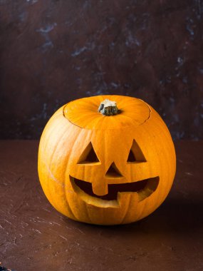 Kabak Koyu arka plan üzerinde oyulmuş Cadılar Bayramı