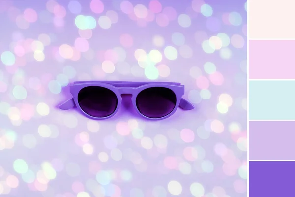 Occhiali da sole viola sullo sfondo con bokeh. Swatch — Foto Stock
