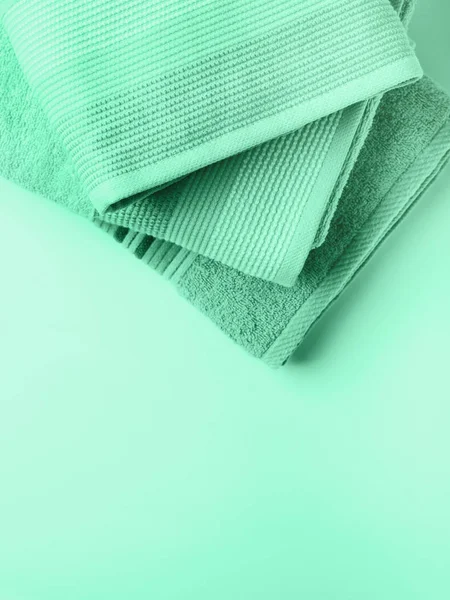 Пастельний колір чисті складені рушники. Монетний двір зелений — стокове фото
